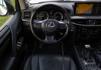 Подержанный автомобиль Lexus LX 2016 года (11 фото)