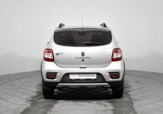 Подержанный автомобиль Renault Sandero 2016 года (6 фото)