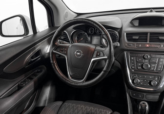 Подержанный автомобиль Opel Mokka 2013 года (15 фото)