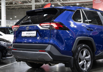Подержанный автомобиль Toyota RAV4 2021 года (8 фото)