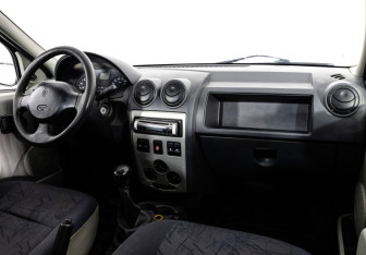 Подержанный автомобиль Renault Logan Sedan 2006 года (9 фото)