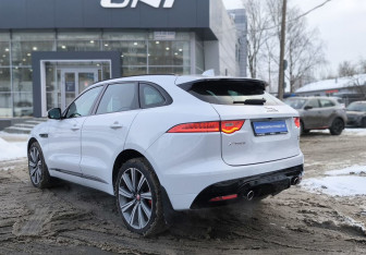 Подержанный автомобиль Jaguar F-Pace 2016 года (6 фото)