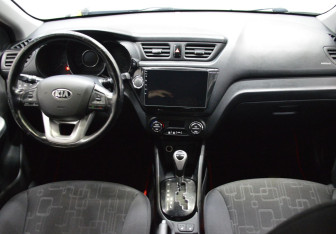 Подержанный автомобиль Kia Rio Hatchback 2013 года (14 фото)
