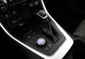 Подержанный автомобиль Toyota RAV4 2024 года (14 фото)