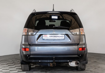 Подержанный автомобиль Mitsubishi Outlander 2006 года (6 фото)