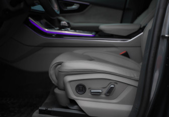 Подержанный автомобиль Audi Q8 2019 года (27 фото)