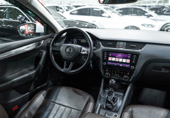 Подержанный автомобиль Skoda Octavia Liftback 2018 года (14 фото)