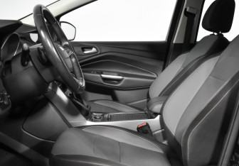 Подержанный автомобиль Ford Kuga 2016 года (11 фото)