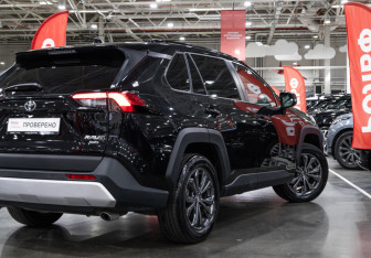 Подержанный автомобиль Toyota RAV4 2025 года (9 фото)