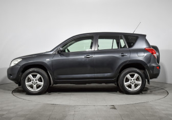 Подержанный автомобиль Toyota RAV4 2008 года (8 фото)
