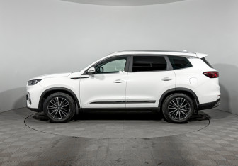 Подержанный автомобиль Chery Tiggo 8 Pro 2023 года (8 фото)