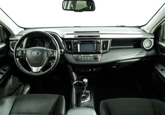 Подержанный автомобиль Toyota RAV4 2016 года (13 фото)