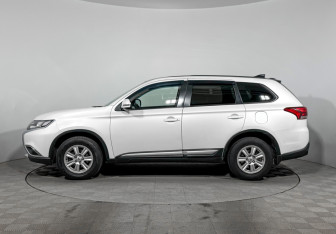Подержанный автомобиль Mitsubishi Outlander 2018 года (8 фото)