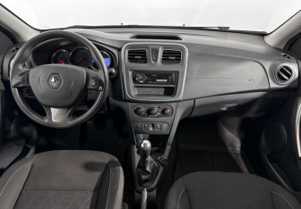 Подержанный автомобиль Renault Sandero 2018 года (14 фото)