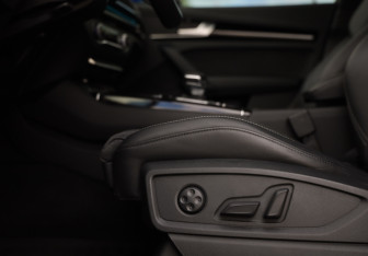 Подержанный автомобиль Audi Q5 2021 года (26 фото)