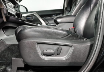 Подержанный автомобиль Mitsubishi Pajero Sport 2019 года (12 фото)