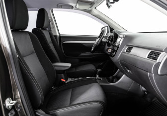 Подержанный автомобиль Mitsubishi Outlander 2016 года (16 фото)