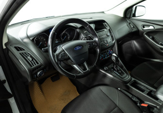 Подержанный автомобиль Ford Focus Hatchback 2015 года (11 фото)