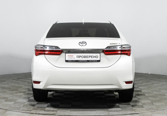 Подержанный автомобиль Toyota Corolla Sedan 2018 года (6 фото)