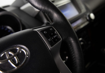 Подержанный автомобиль Toyota Land Cruiser Prado 2015 года (18 фото)
