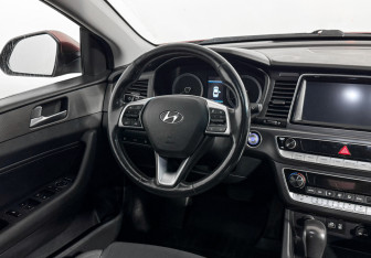 Подержанный автомобиль Hyundai Sonata 2018 года (15 фото)
