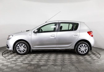 Подержанный автомобиль Renault Sandero 2014 года (6 фото)