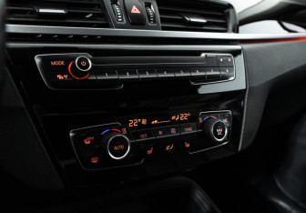 Подержанный автомобиль BMW X1 2017 года (16 фото)
