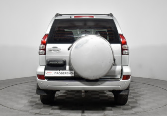 Подержанный автомобиль Toyota Land Cruiser Prado 2002 года (6 фото)