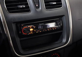 Подержанный автомобиль Renault Sandero 2015 года (13 фото)