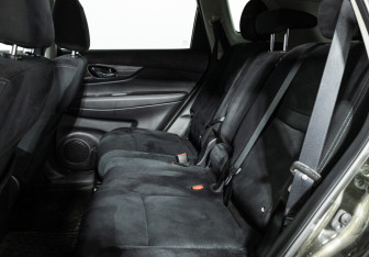 Подержанный автомобиль Nissan X-Trail 2016 года (10 фото)