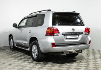 Подержанный автомобиль Toyota Land Cruiser Suv 2014 года (7 фото)