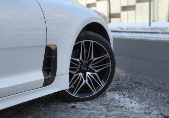 Подержанный автомобиль Kia Stinger 2018 года (11 фото)