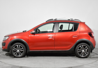 Подержанный автомобиль Renault Sandero 2016 года (8 фото)