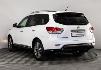 Подержанный автомобиль Nissan Pathfinder 2015 года (7 фото)