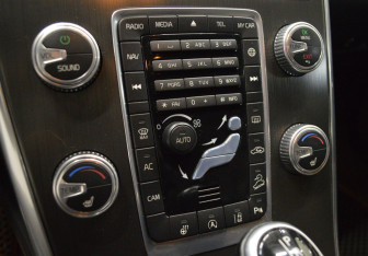 Подержанный автомобиль Volvo XC60 2015 года (16 фото)