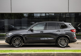 Подержанный автомобиль BMW X5 2019 года (9 фото)