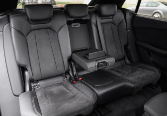Подержанный автомобиль Audi Q8 2019 года (32 фото)