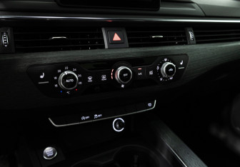Подержанный автомобиль Audi A4 Sedan 2017 года (18 фото)
