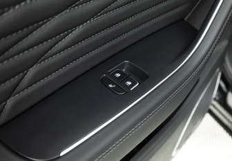 Подержанный автомобиль Hongqi HS5 2024 года (25 фото)