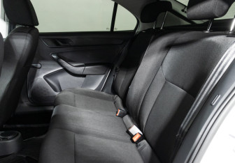 Подержанный автомобиль Skoda Rapid Liftback 2015 года (10 фото)