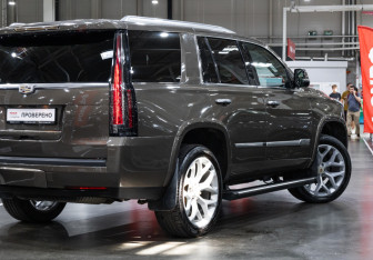 Подержанный автомобиль Cadillac Escalade Suv 2015 года (8 фото)