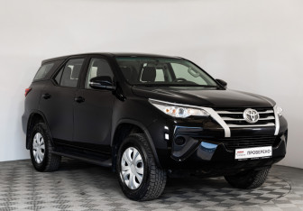 Подержанный автомобиль Toyota Fortuner 2019 года (3 фото)