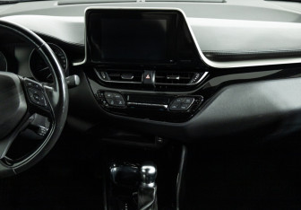 Подержанный автомобиль Toyota C-HR 2019 года (14 фото)