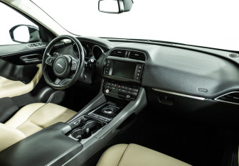 Подержанный автомобиль Jaguar F-Pace 2017 года (9 фото)