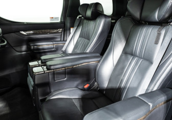 Подержанный автомобиль Toyota Alphard 2019 года (10 фото)