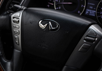 Подержанный автомобиль Infiniti QX80 2017 года (12 фото)