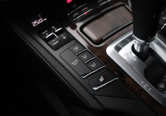 Подержанный автомобиль Porsche Cayenne 2015 года (13 фото)