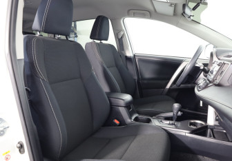 Подержанный автомобиль Toyota RAV4 2016 года (14 фото)