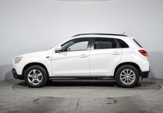 Подержанный автомобиль Mitsubishi ASX 2011 года (8 фото)