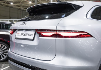 Подержанный автомобиль Jaguar F-Pace 2022 года (12 фото)